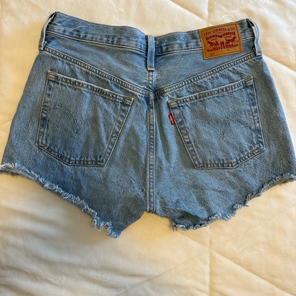 Levi 501 jean shorts - Picture 2 of 4